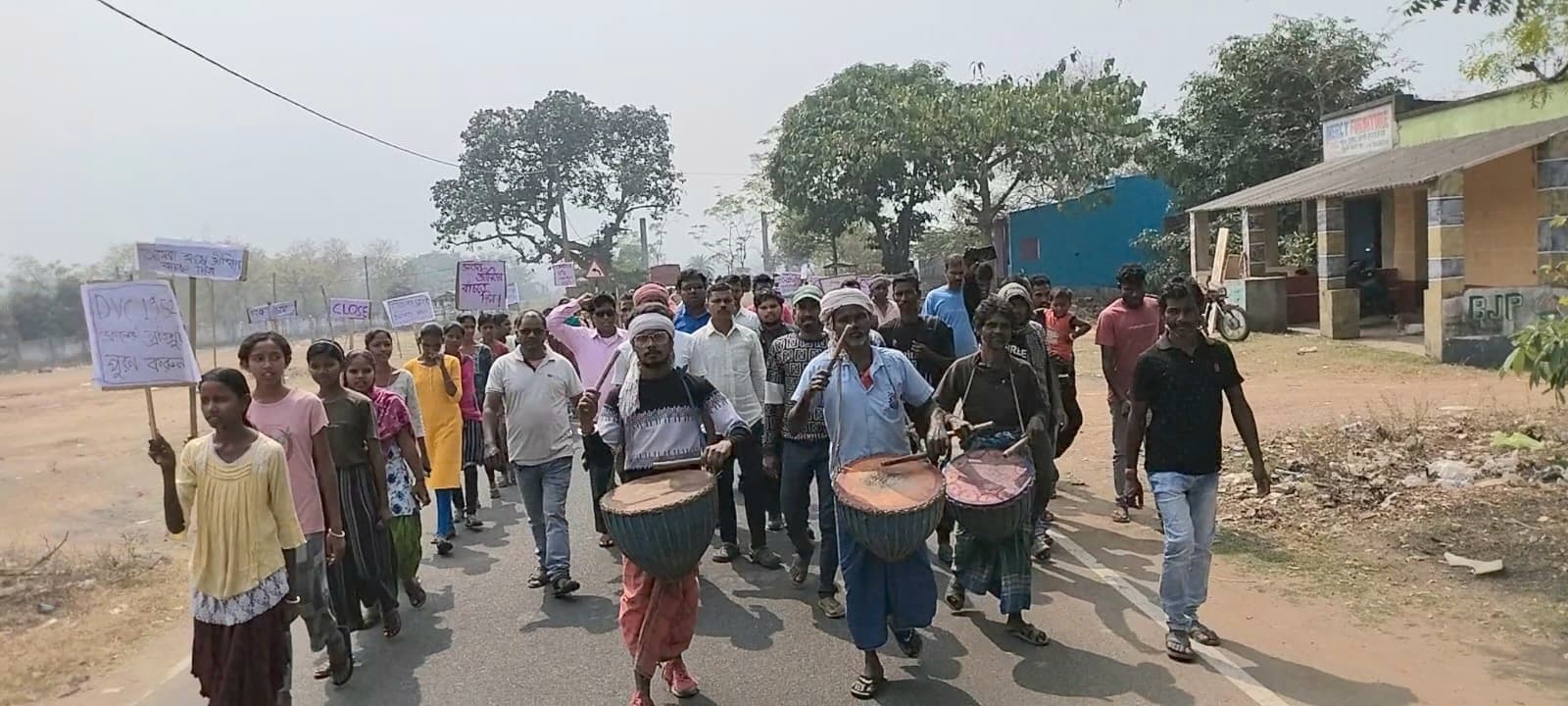 Dhanbad News: सोलर प्लांट के विरोध में ग्रामीणों ने निकाला मार्च