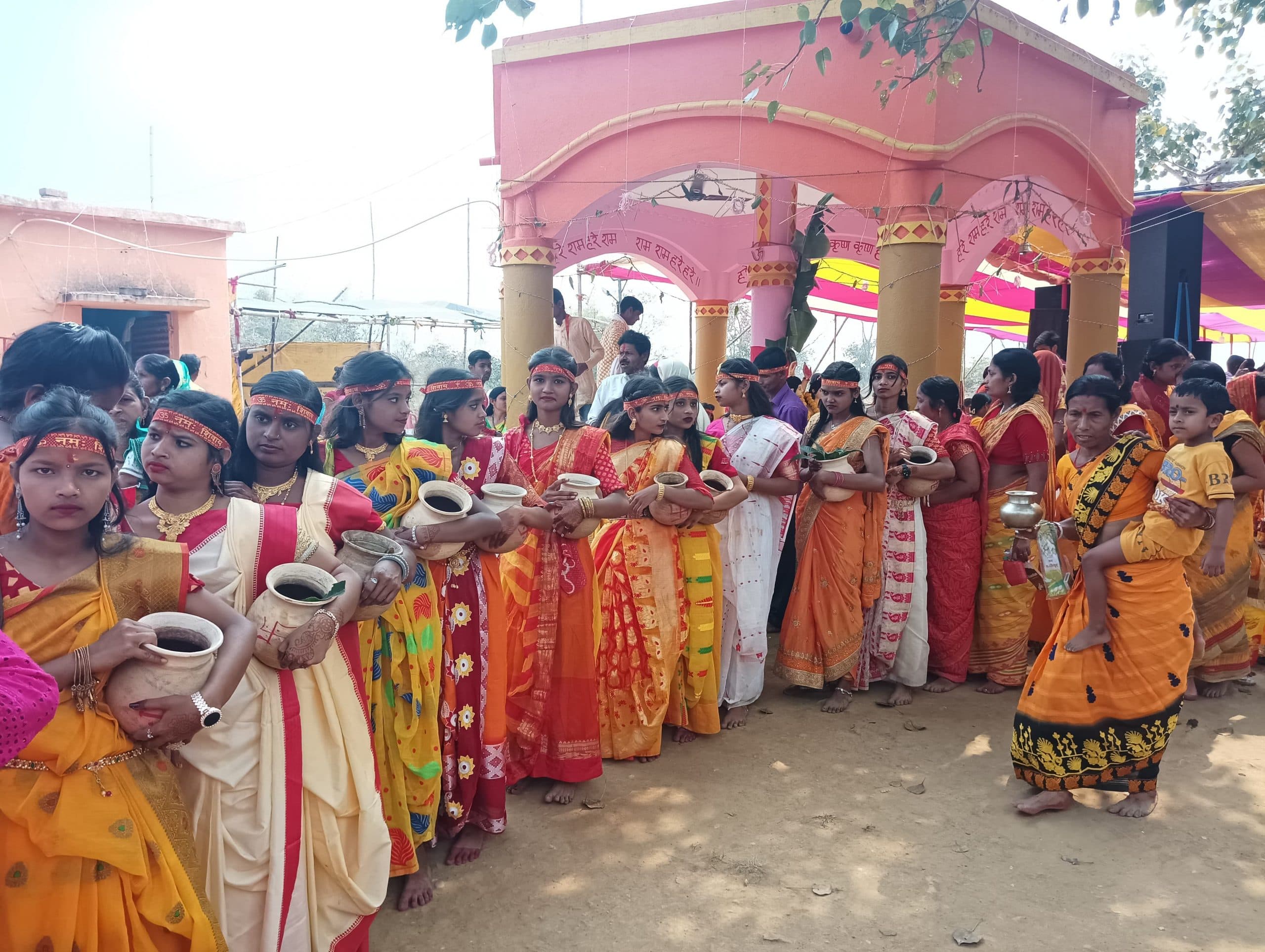 Dhanbad News: बोलडीह में भागवत कथा को ले निकली कलश यात्रा