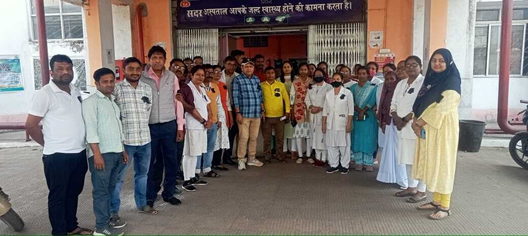 स्वास्थ्यकर्मियों ने काला बिल्ला लगाकर किया काम, तीन मार्च से हड़ताल पर जाने की दी चेतावनी