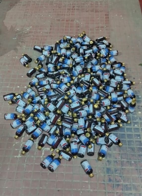 285 बोतल कोडिनयुक्त कफ सीरप बरामद, तस्कर फरार