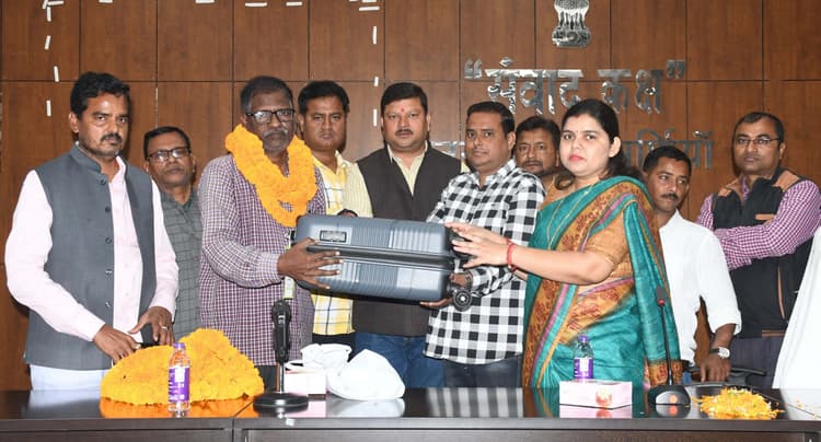 सेवानिवृत्ति पर निगमकर्मी को दी गयी विदाई