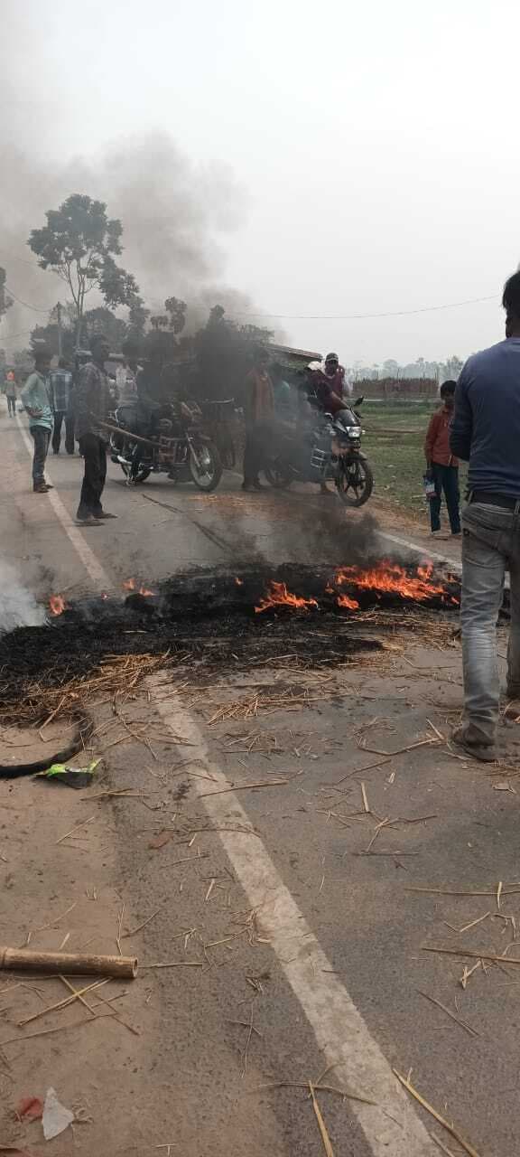 नाबालिग लड़की के अपरहण मामले में पुलिस द्वारा कोई कार्यवाही नहीं करने के विरोध में पीड़ित परिजनों ने किया सड़क जाम