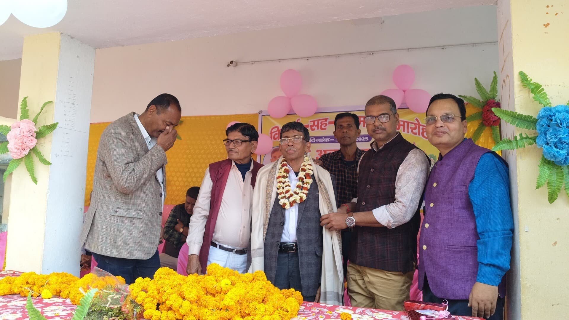 सेवानिवृति पर प्रधानाध्यापक को दी गयी विदाई