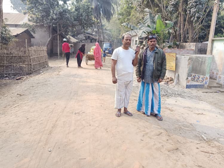 मधाइपुर में कच्ची सड़क से आवागमन में हो रही परेशानी