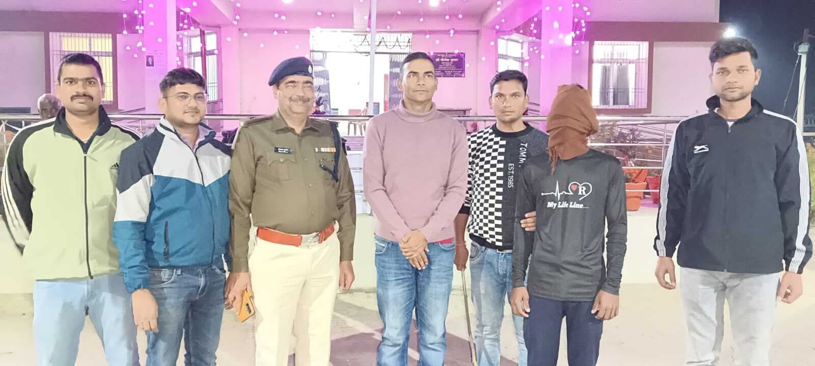 आरोपित को पकड़ने गयी पुलिस टीम के साथ दुर्व्यवहार, एक गिरफ्तार
