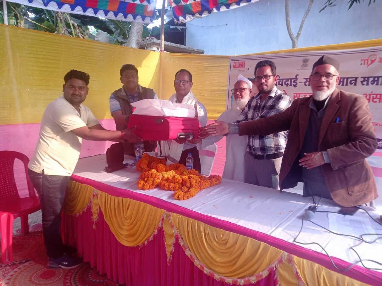 नेहरू युवा केंद्र के लेखा व कार्यक्रम सहायक को समारोह में दी गयी विदाई