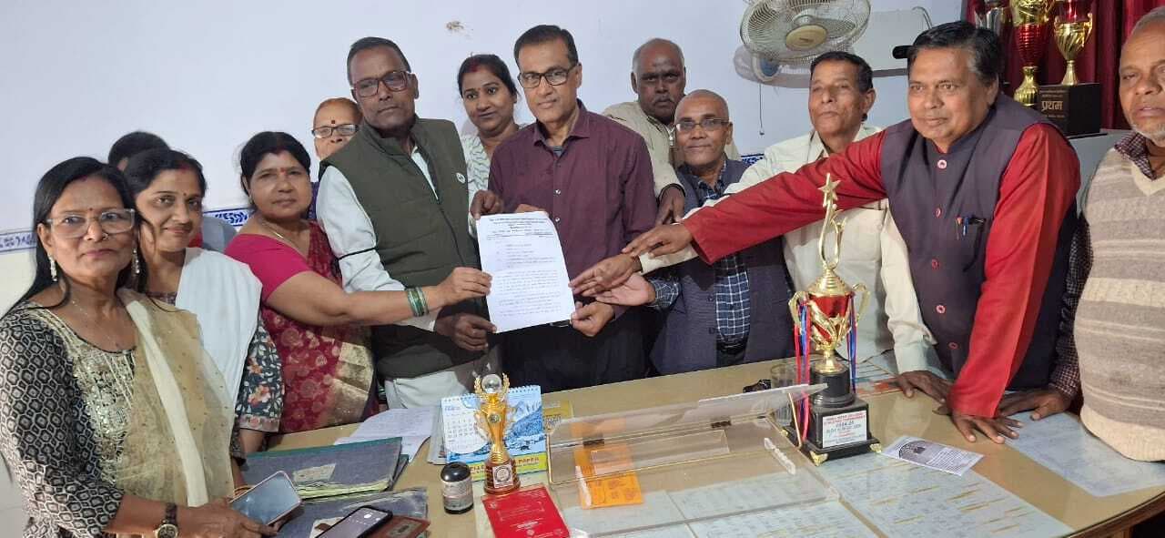 अनुदान नहीं वेतन देने की मांग को लेकर संबद्ध महाविद्यालय का आंदोलन शुरू