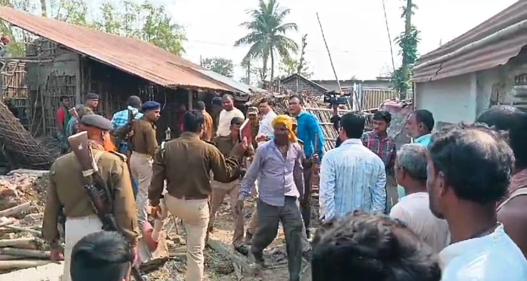 हसनगंज में अतिक्रमणकारियों पर चला प्रशासन का बुलडोजर