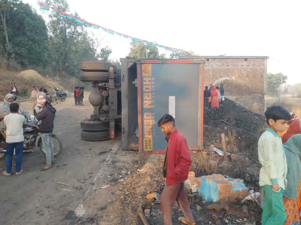 कोयला लदा हाइवा घरों में घुसा, चालक की मौत