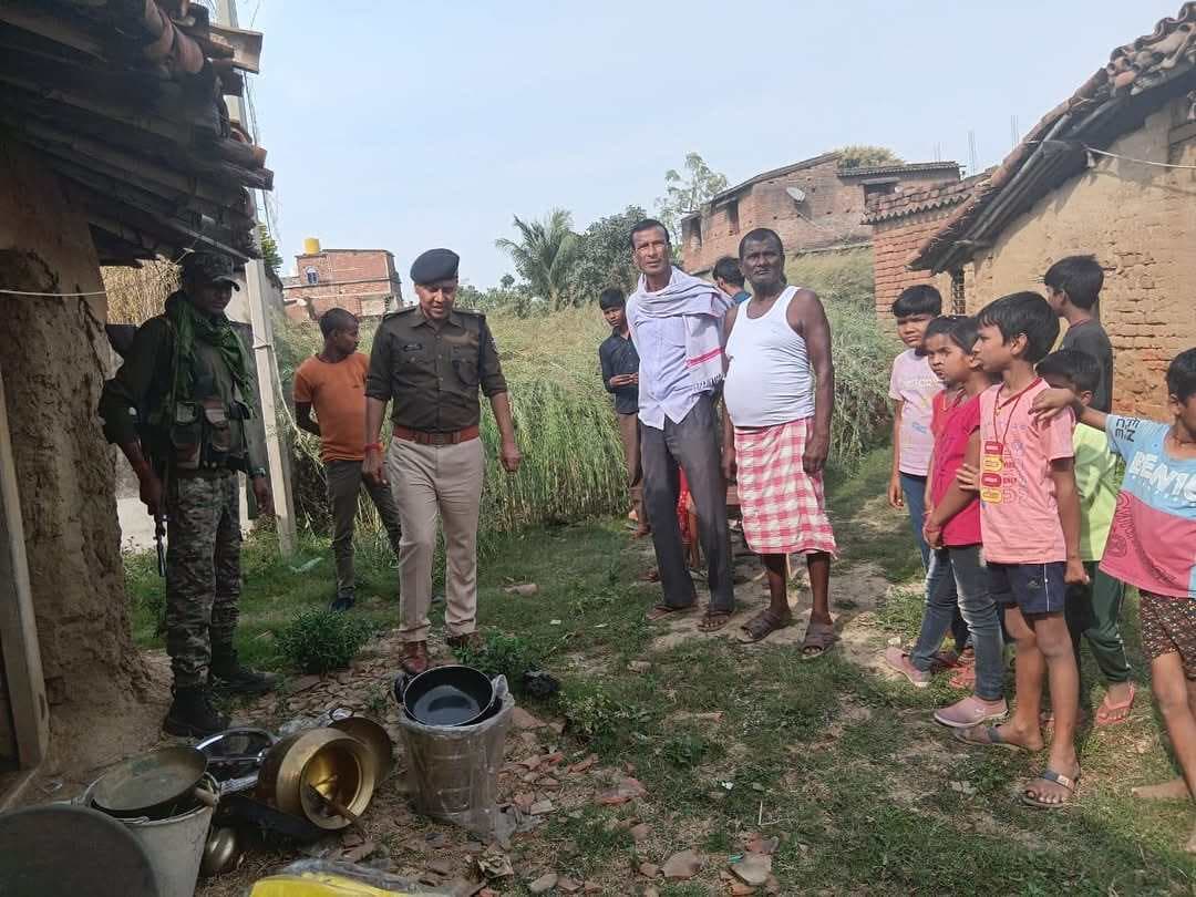 ग्रामीण चिकित्सक मनोज पंडित हत्याकांड मामले में पुलिस ने तीन अभियुक्तों के घर की कुर्की