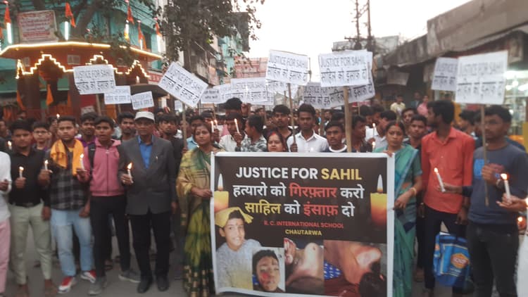 साहिल के परिजनों को न्याय के लिए छात्रों ने निकाला कैंडल मार्च