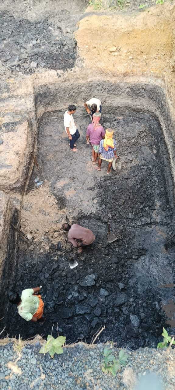 अवैध खदान में चाल गिरने से मजदूर घायल