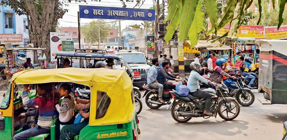 saran news. अस्पताल मोड़ से दारोगा राय चौक तक जाम से जूझ रहे लोग