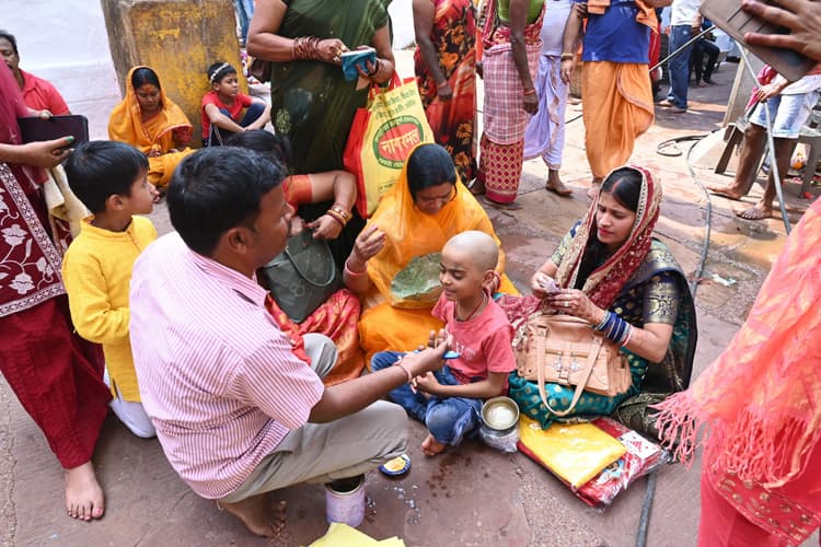 Deoghar news : महाकुंभ खत्म होने के बाद बाबा मंदिर में बढ़ने लगी श्रद्धालुओं की भीड़,  40 हजार श्रद्धालुओं ने की पूजा-अर्चना