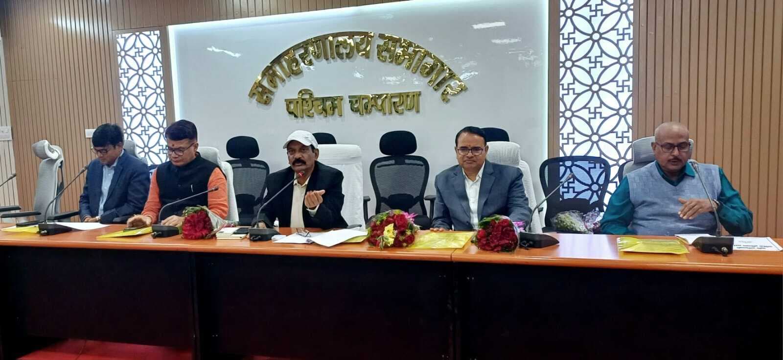 जिला कृषि पदाधिकारी से शोकॉज व सहायक सांख्यिकी पदाधिकारी ठकराहां के वेतन पर रोक