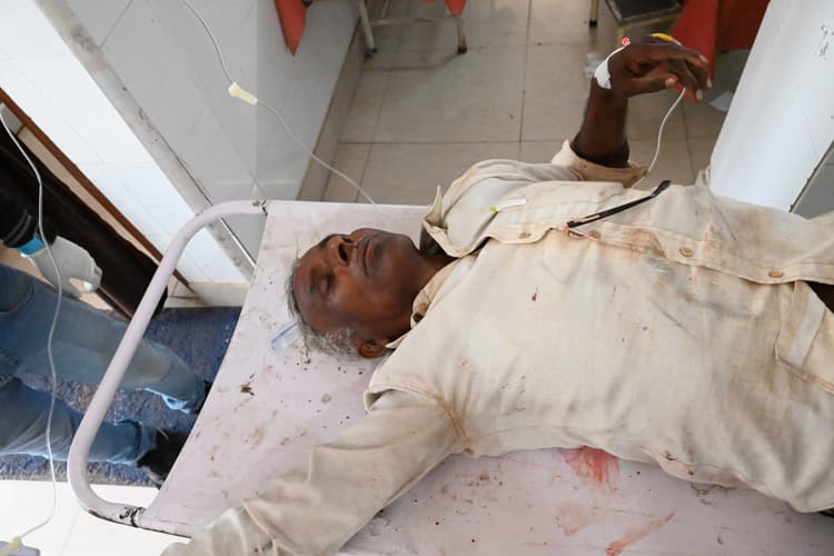 Deoghar news : ट्रक के धक्के से घायल बाइक चालक का काटना पड़ा बायां पैर, बेटे ने प्राथमिकी दर्ज करायी