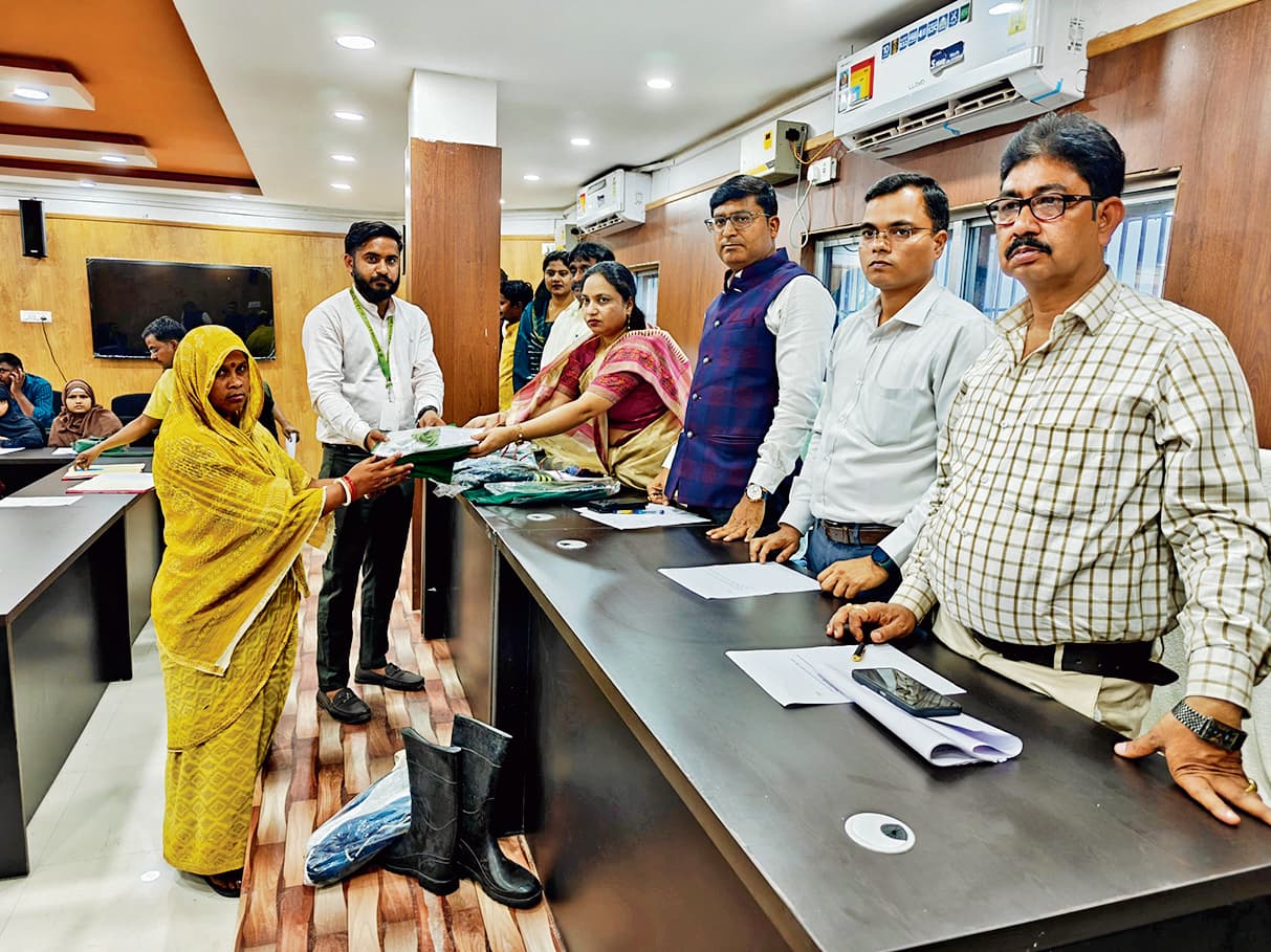 Buxar News: नगर परिषद के कर्मचारी आज से ड्रेस कोड में करेंगे साफ-सफाई, बॉयोमेट्रिक बनेगी हाजिरी