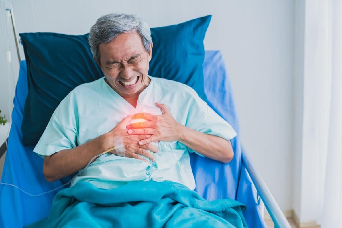 Health Tips: अगर हार्ट अटैक से बचना चाहते हैं तो इन आदतों को दिनचर्या में शामिल करें, हार्ट से जुड़ी बीमारियां नहीं आएंगी करीब