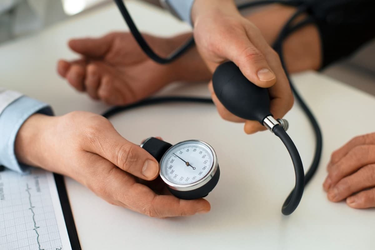 Health Tips: हाई ब्लड प्रेशर से परेशान हैं तो लाइफस्टाइल में करें ये बदलाव, तुरंत मिलेगी राहत