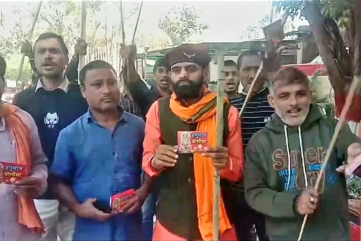 Video: लाठी में तेल पिलाकर सड़क पर उतरी हिंदू सेना, आपत्तिजनक हालत में मिले कपल्स तो तोड़ देंगे कोना-कोना