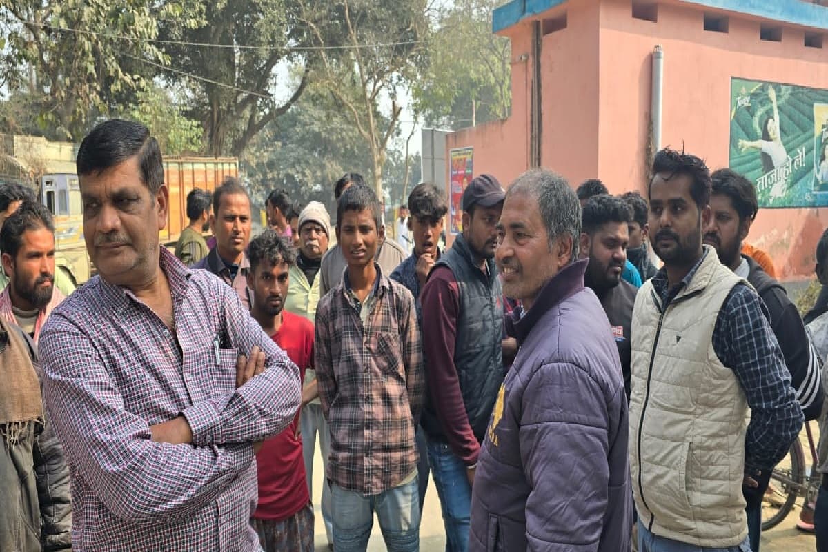 इंटर की परीक्षा देने जा रही छात्रा को हाइवे पुलिस ने पीटा, आक्रोशित लोगों के विरोध के भागी पुलिस