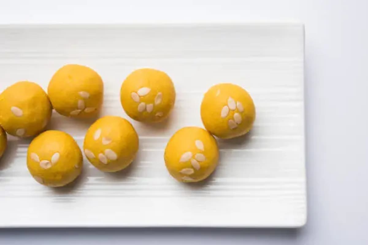 Besan ke Ladoo Recipe: बसंत पंचमी पर भगवती सरस्वती को अर्पित करें घर के बने बेसन के लड्डू