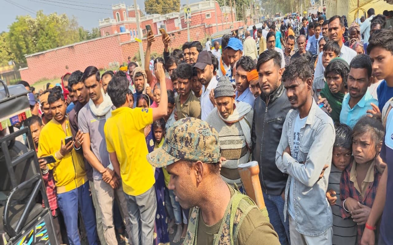 बिहार के जमुई में ट्रक से रौंदे जाने पर बेटे की मौत, बाल-बाल बचे बाइक सवार पिता, ग्रामीणों ने किया सड़क जाम