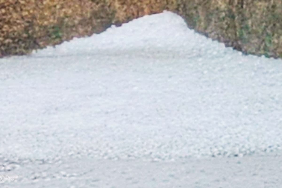 Khunti Weather: खूंटी में तूफान के साथ तेज बारिश, ओला वृष्टि से सड़कों पर बिछी बर्फ की चादर