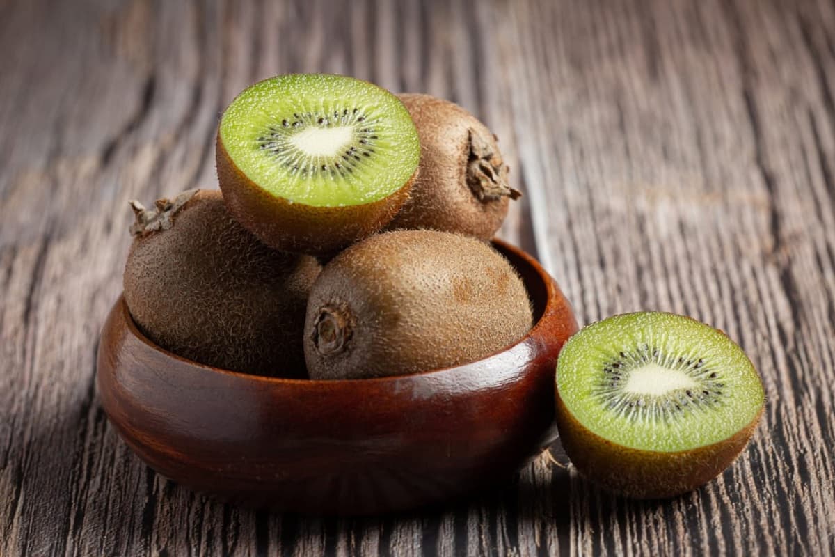 Benefits of kiwi: मात्र एक फल आपको स्वस्थ और सेहतमंद बनाने के लिए काफी है, आज से ही इसे अपने डाइट का हिस्सा बनाएं