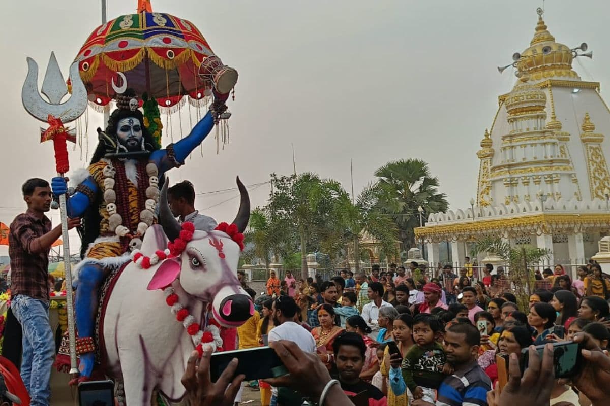 धनबाद में महाशिवरात्रि पर निकली बाबा भोले की बारात, भूत-पिशाच बने बाराती