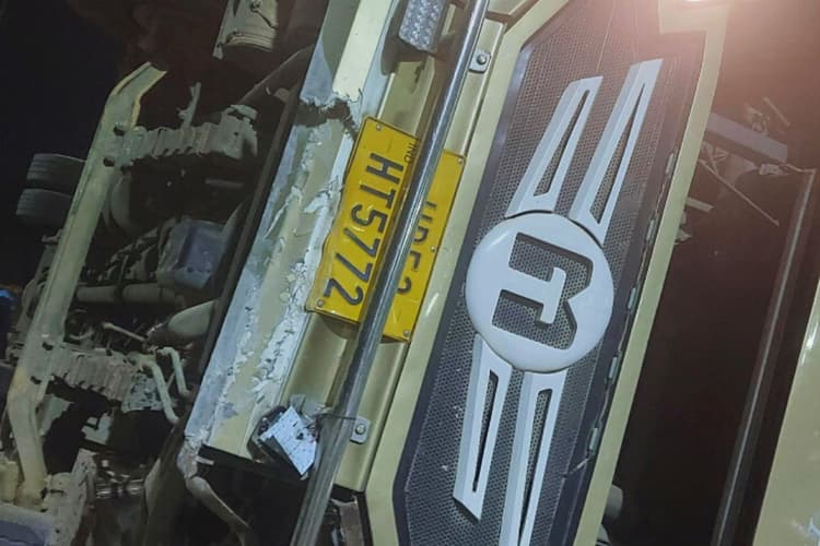 Accident News: महाकुंभ से मोतिहारी लौट रहे श्रद्धालुओं की बस गाजीपुर में पलटी, 50 यात्री घायल