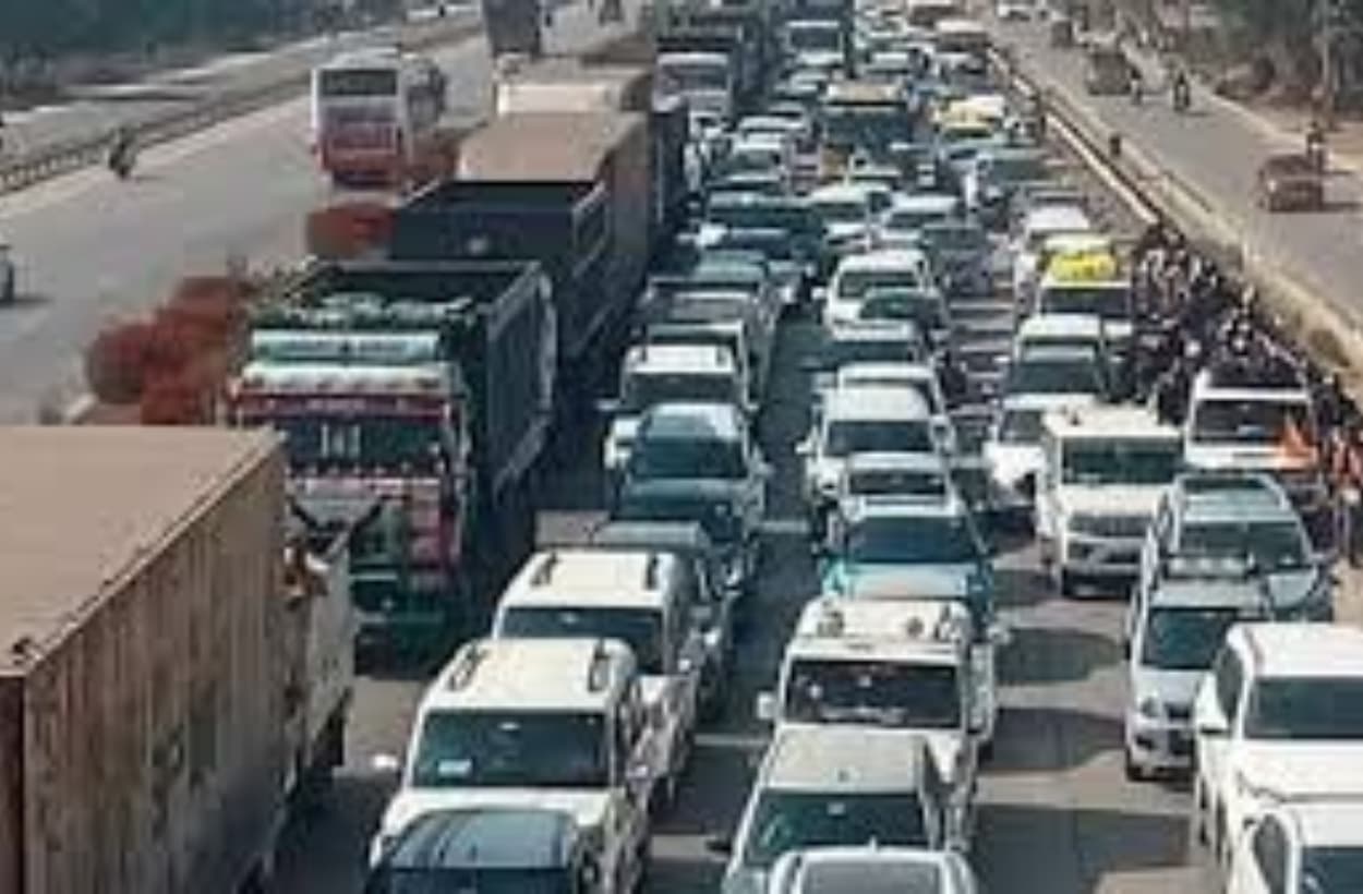 भूख प्यास से श्रद्धालु बेहाल, कटनी से प्रयागराज तक लगा दुनिया का सबसे लंबा जाम