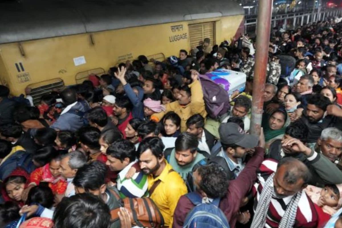महाकुंभ की भीड़ से पटना जंक्शन फूल, ट्रेनों में अफरातफरी और पथराव से दहशत