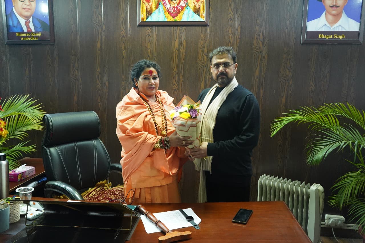 महामंडलेश्वर संजनानंद गिरी की चतुष्पथ यात्रा, कैबिनेट मंत्री सतीश शर्मा से हुई बात, समर्थन का आश्वासन