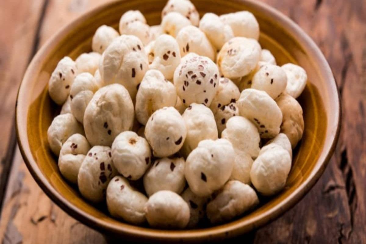 Health Tips: मखाना के लाभ जान हैरान रह जायेंगे आप, आज ही शामिल कीजिए इस सुपरफूड को अपनी डाइट में