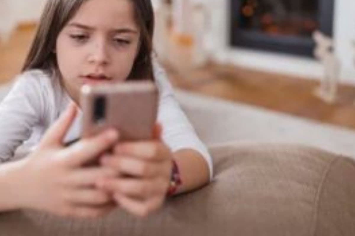Mobile Addiction: फोन की लगी है लत, जल्द से जल्द इस आदत को छुड़ाने के लिए अपनाएं इन तरीकों को  