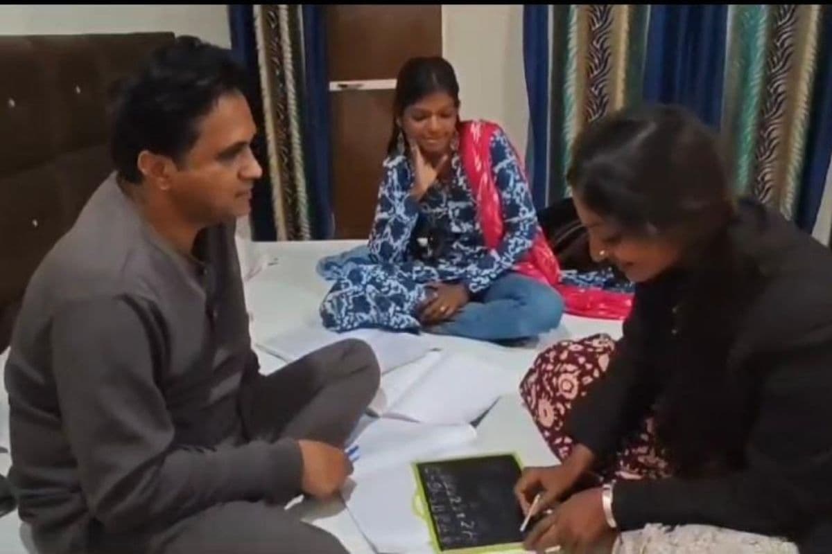 Viral Video: Monalisa को पढ़ाते बॉलीवुड फिल्म निर्देशक सनोज मिश्रा का वीडियो वायरल