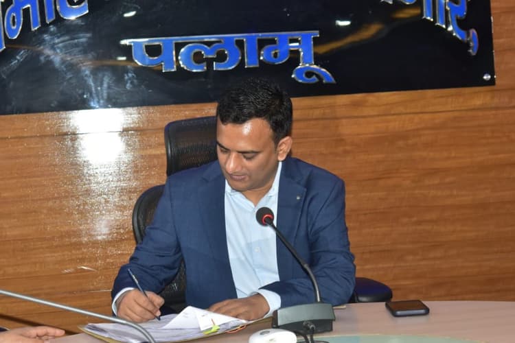 पलामू डीसी शशिरंजन का एक्शन, 251 अनुसेवक किए गए बर्खास्त