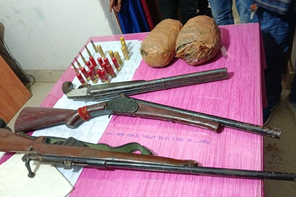 पटना में मुर्गी फार्म से हथियारों का जखीरा बरामद, 3 राइफल और हैंड ग्रेनेड के साथ 2 किलो गांजा भी मिला