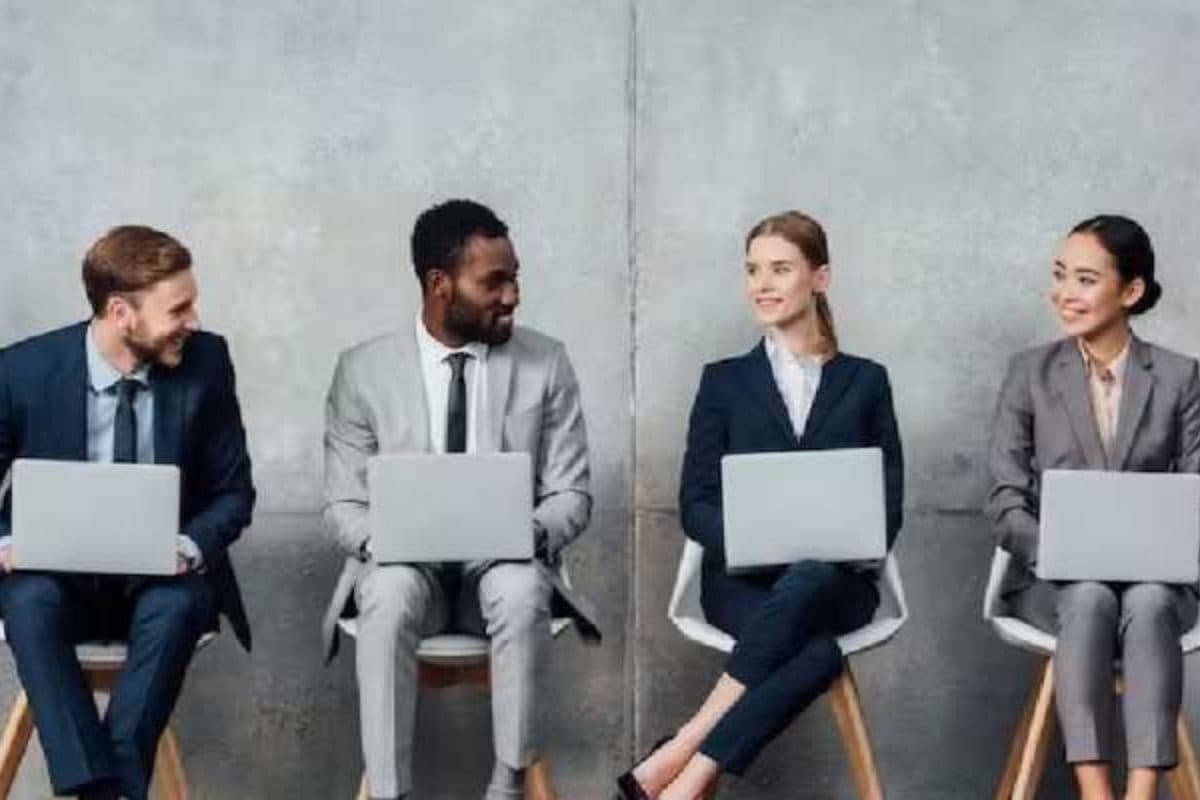 Personality Test: कुर्सी पर बैठने के अंदाज से खुलेगा आपकी पर्सनालिटी का राज, चलिए जानते हैं कैसे