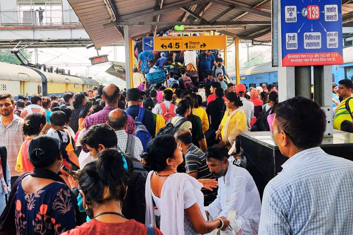 महाकुंभ जाने वाले श्रद्धालुओं की भीड़ से बढ़ी झारखंड पुलिस की टेंशन, डीजीपी को बुलानी पड़ी बैठक