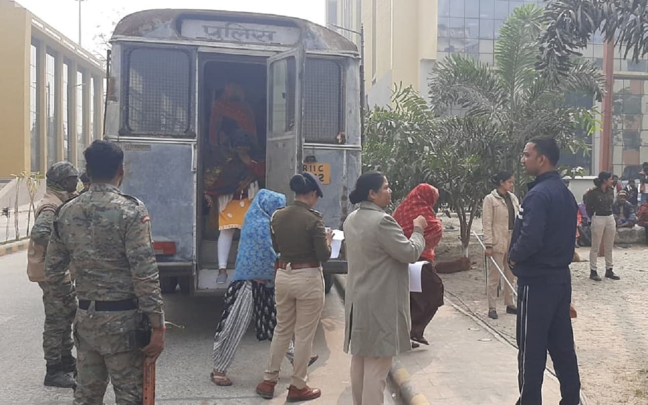 बिहार के रेडलाइट एरिया से 26 महिला समेत 32 लोग गिरफ्तार, देह-व्यापार के दलदल से बाहर निकाली गयी 11 युवती