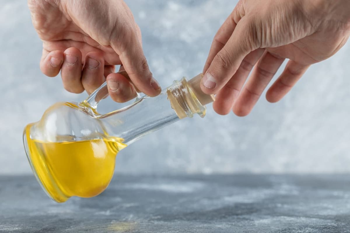 Side Effects Of Refined Oil: आपकी सेहत को तबाह कर रहा है यह तेल, आज से बंद कर दीजिए इस तेल का सेवन