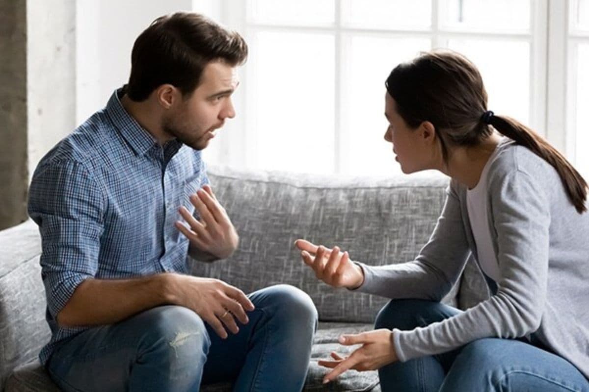 Relationship Tips: ये 5 आदतें पति-पत्नी के रिश्तें में डाल देती है दरार, एक दूसरे से करने लगते हैं नफरत