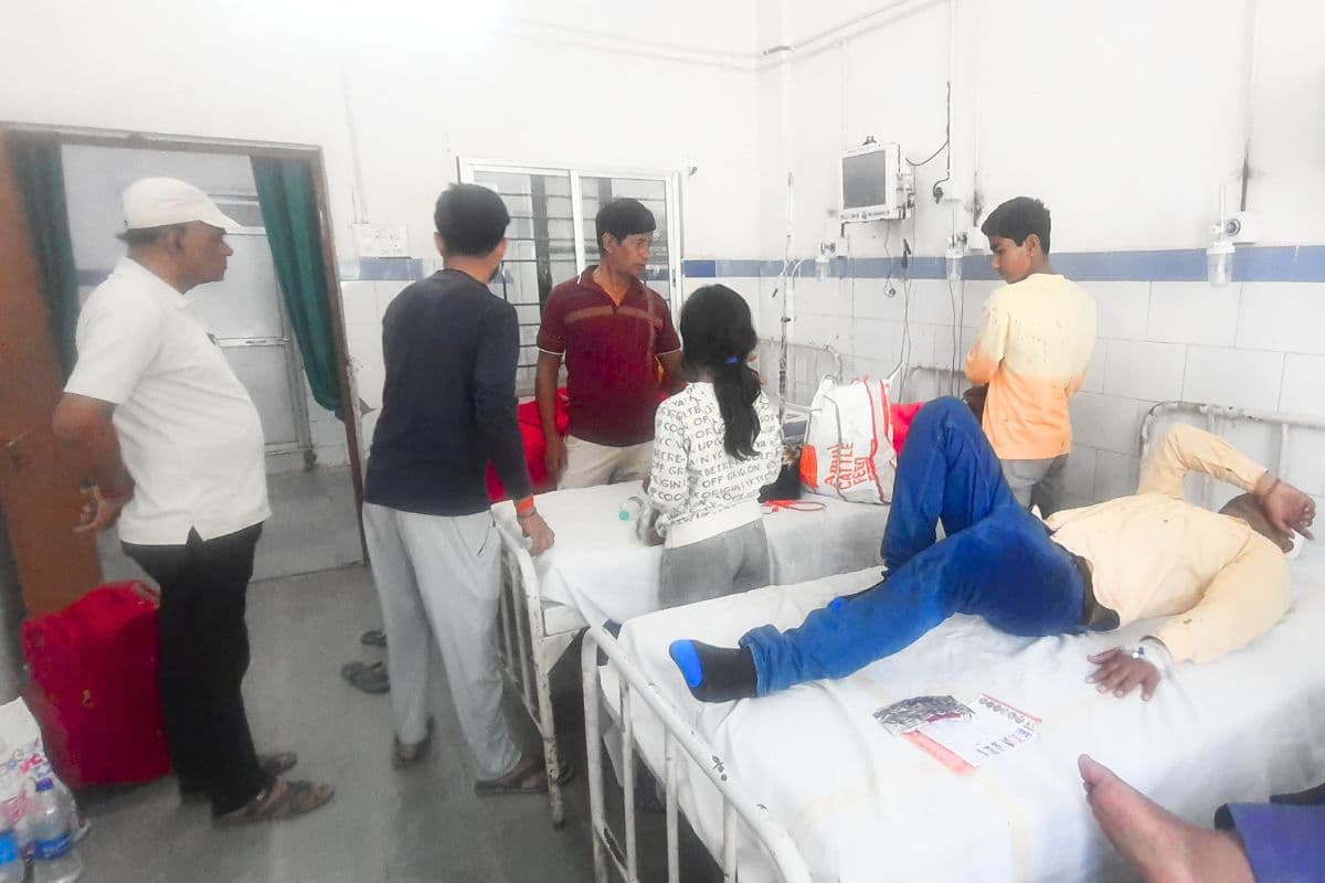 ड्राइवर की झपकी आंख और पलट गई कार, महाकुंभ से लौट रहे एक ही परिवार के आठ लोग घायल