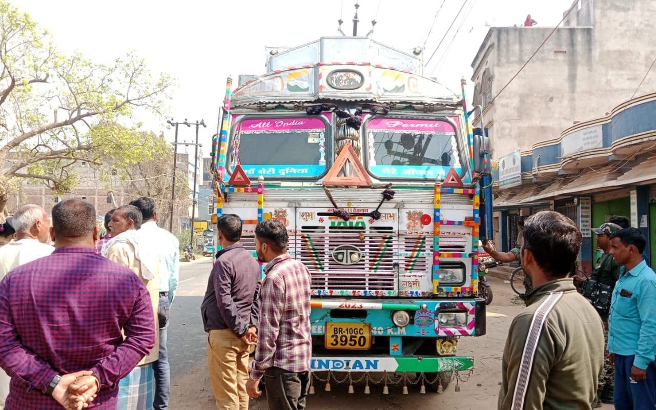 Road Accident: शेखपुरा में सड़क पर उजड़ गया परिवार, बेटी को परीक्षा दिलाकर लौट रहे दंपती को ट्रक ने कुचला