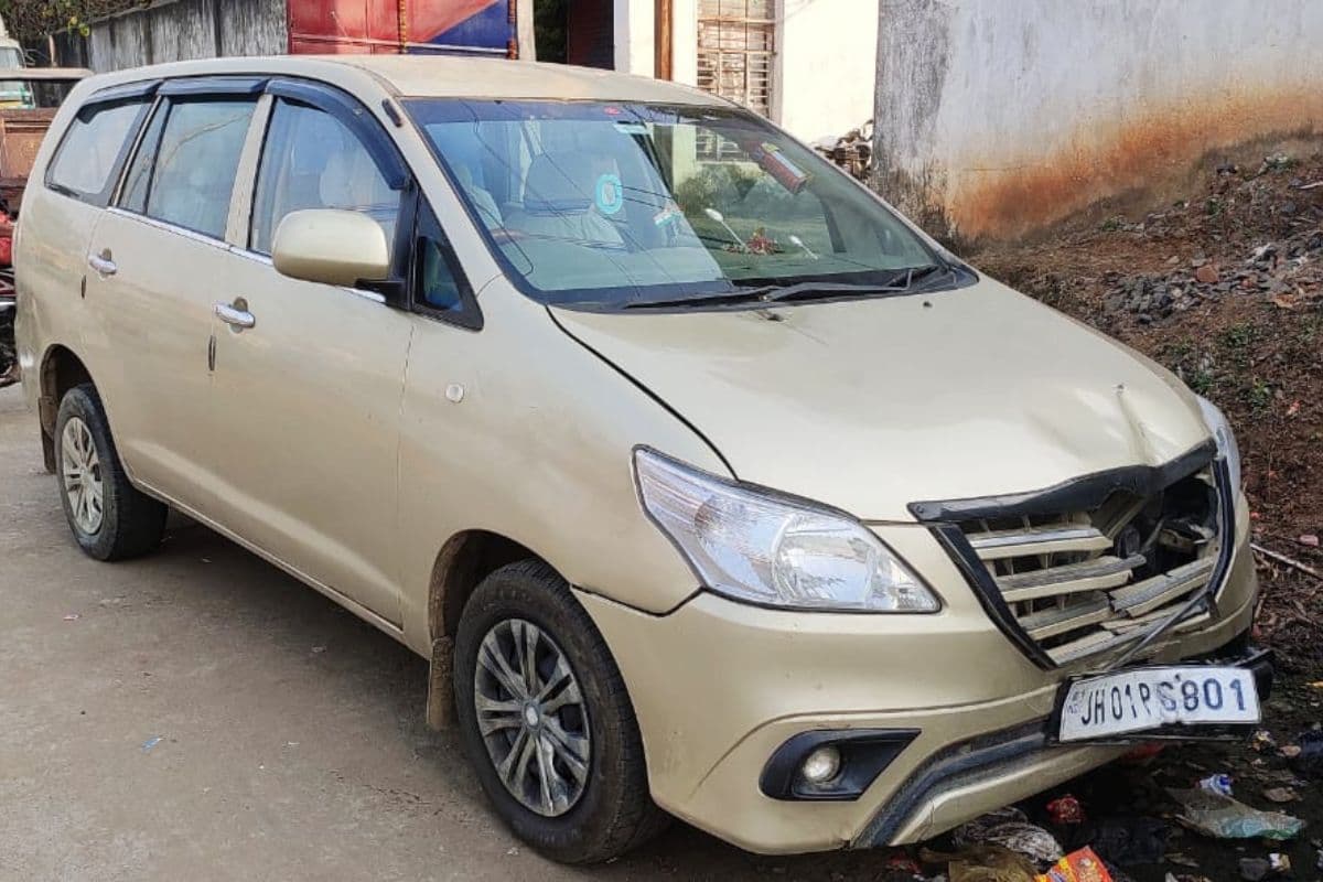 धनबाद में कार चालक ने बाइक को ठोका, युवती को कुचलकर भागा, पुलिस ने तोपचांची में पकड़ा