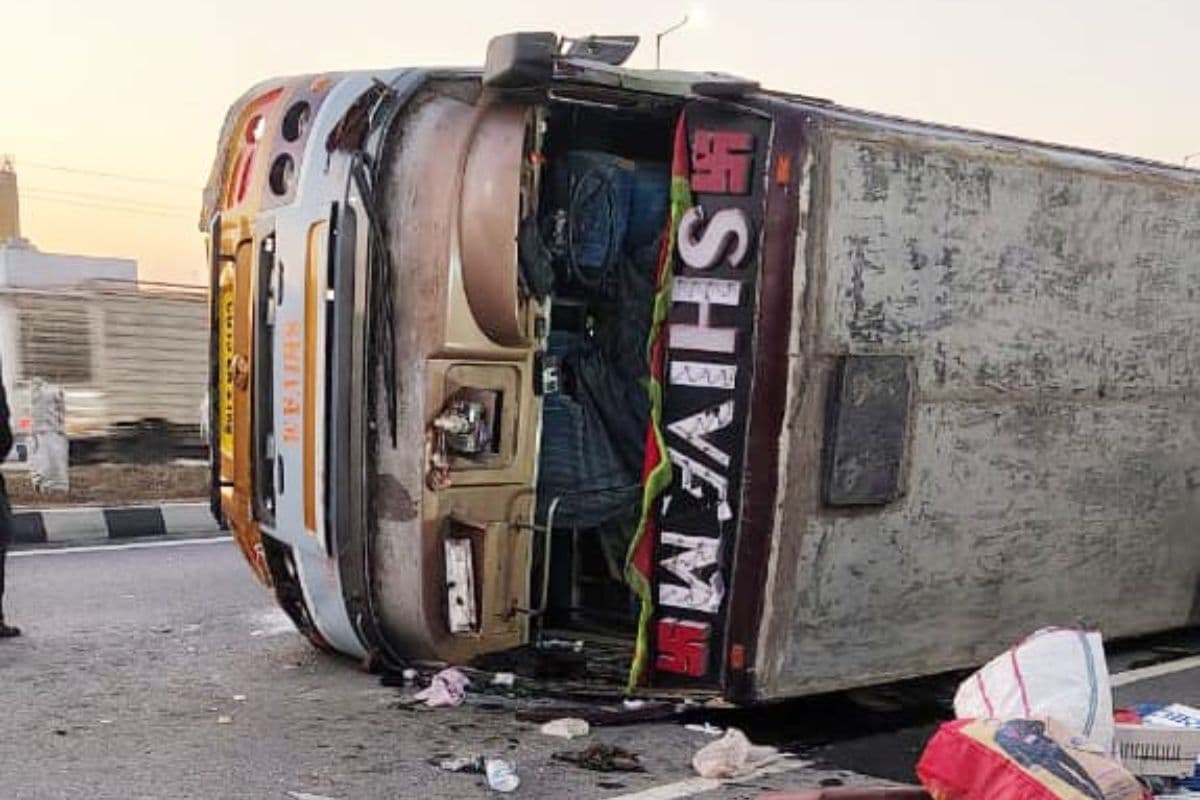 छत्तीसगढ़ से बिहार जा रही बस पलामू में पलटी, 2 दर्जन यात्री घायल, 6 की हालत गंभीर