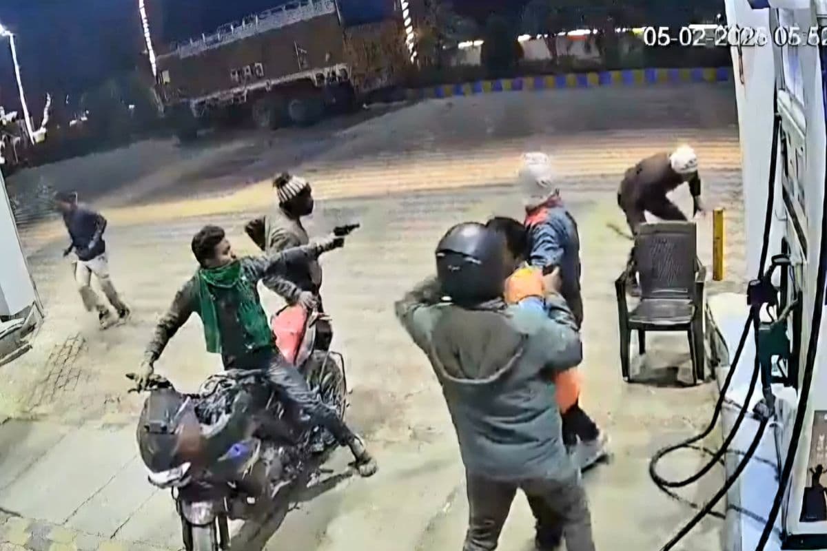 बिहार में पेट्रोल पंप से लूट का वीडियो देखिए, पहले तेल भरवाया फिर कर्मचारियों पर तान दी पिस्टल