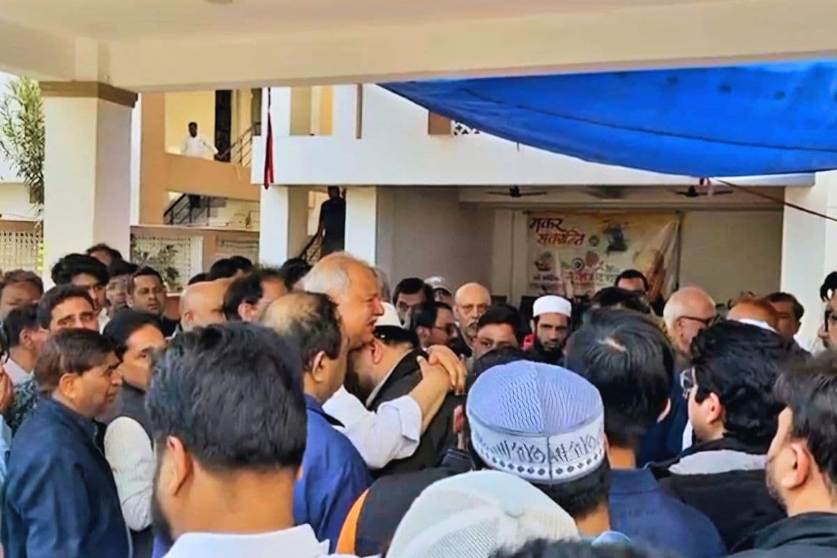 Video: बेटे की मौत के बाद रोते हुए पटना पहुंचे शकील अहमद खान, आवास पर लगा नेताओं का तांता